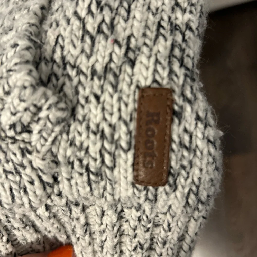 Roots Kids Gray Toggle Sweater size small - Picture 4 of 4